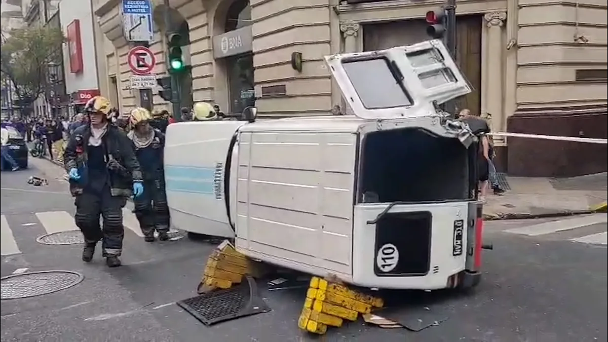 Fuerte accidente en el centro porteño: chocaron dos vehículos, uno volcó y el conductor quedó atrapado