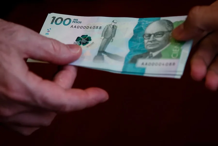Millones de trabajadores en Colombia podrían recibir más dinero cuando les demoren el pago del salario: hay una nueva condición
