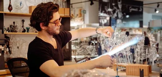 So arbeitet ein Glasbläser: Von der Flamme bis zum Feinschliff