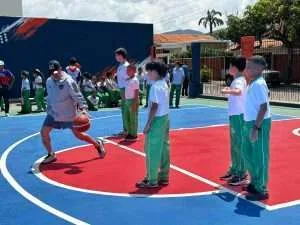 Reinauguran cancha de usos múltiples en Puerto Cabello