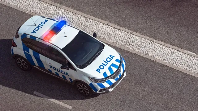 Homem detido por agressões à companheira perante filhos em Évora