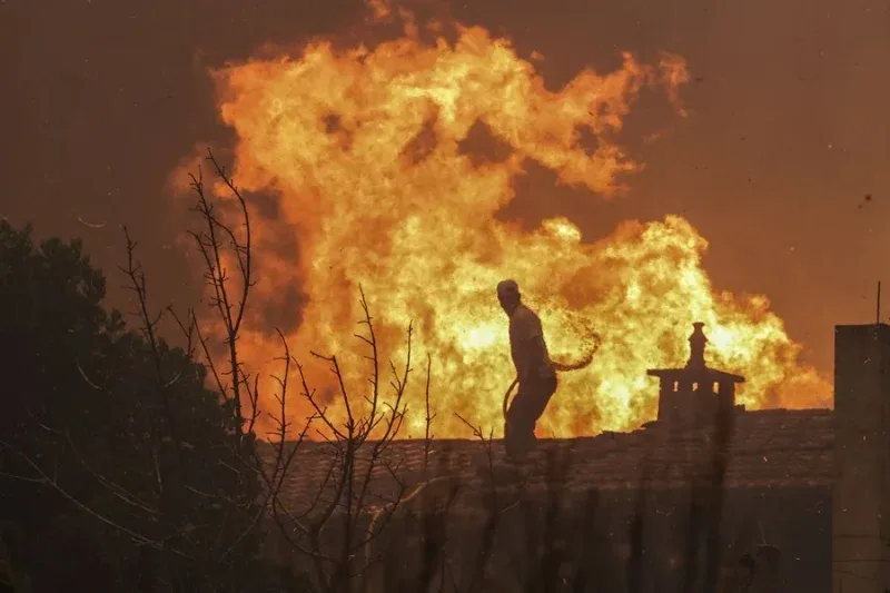 Casi 300 efectivos combaten un incendio forestal en el norte de Portugal ante la amenaza de una ola de calor tardía