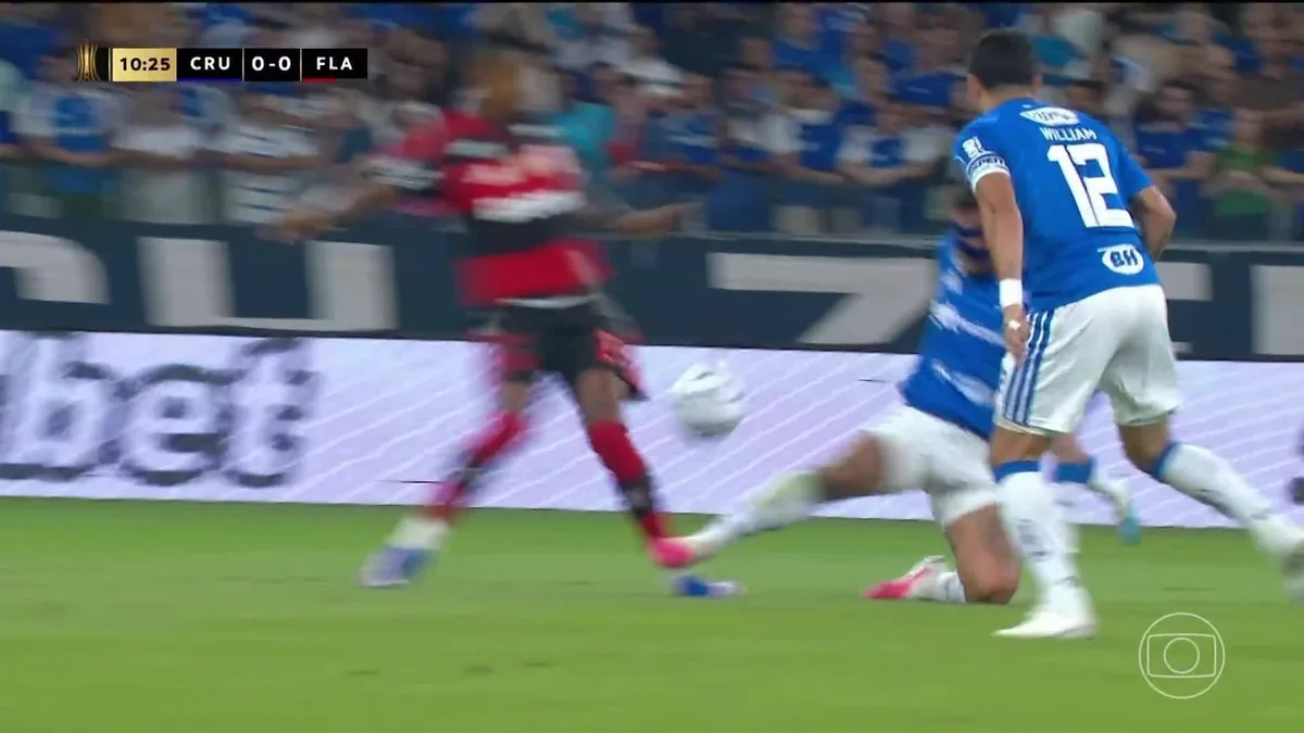 Cruzeiro x Flamengo: PC Oliveira diz que Matheus Henrique deveria ter sido expulso; veja lance
