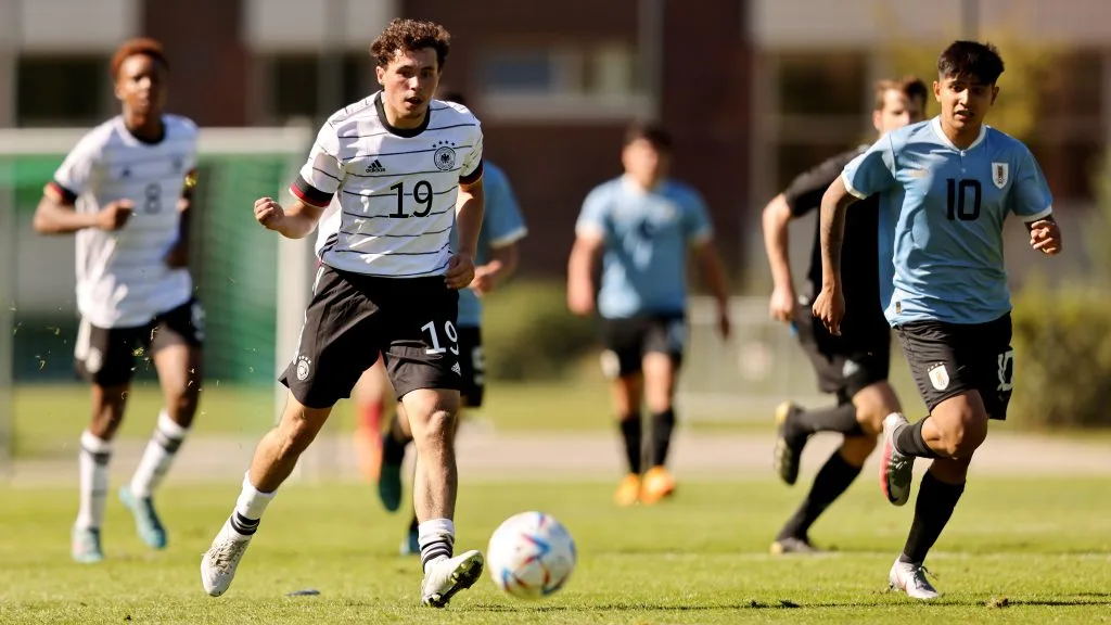 Botafogo negocia contratação de Peralta, jovem uruguaio que atua no Danubio