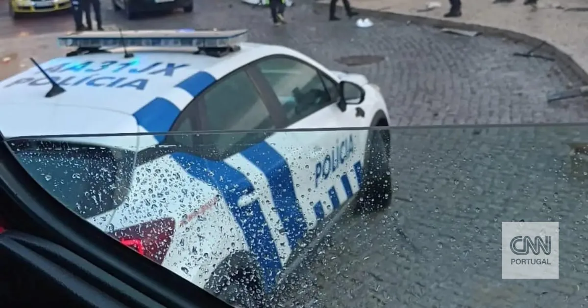 Um morto após despiste na Marginal. Carro saiu da estrada e caiu na praia
