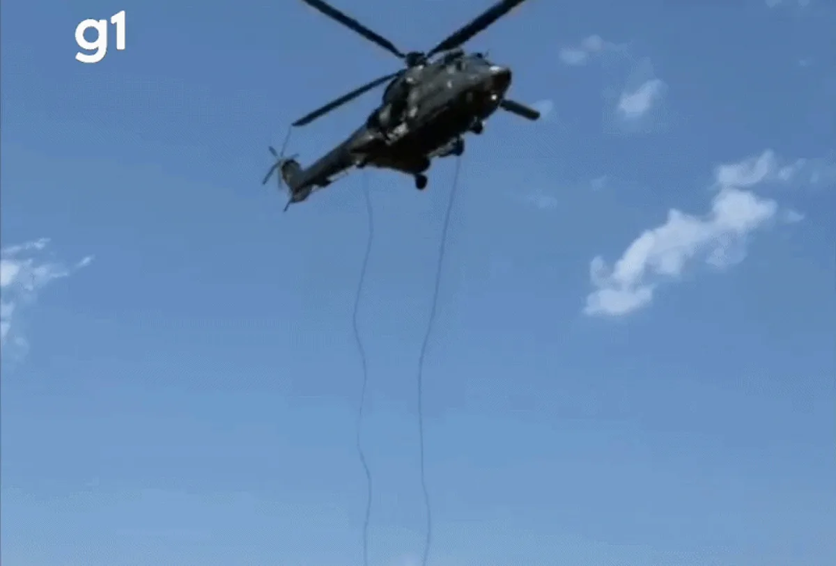 Militar sofre queda durante rapel de helicóptero em evento do Exército em Campo Grande; VÍDEO