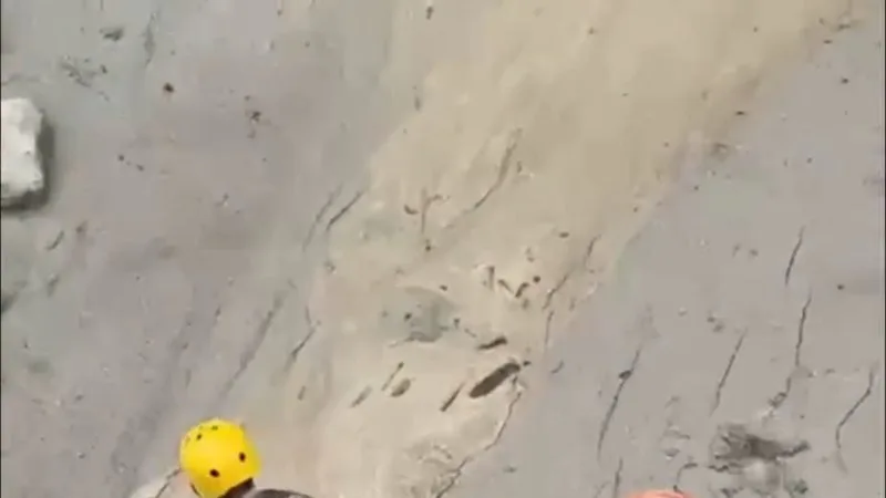 Hundreds rescued from tunnel in Nepal floods