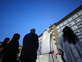 Opéré d’une tumeur cancéreuse, le pape Léon XIV « jugé apte à sortir » de l’hôpital, selon les médecins