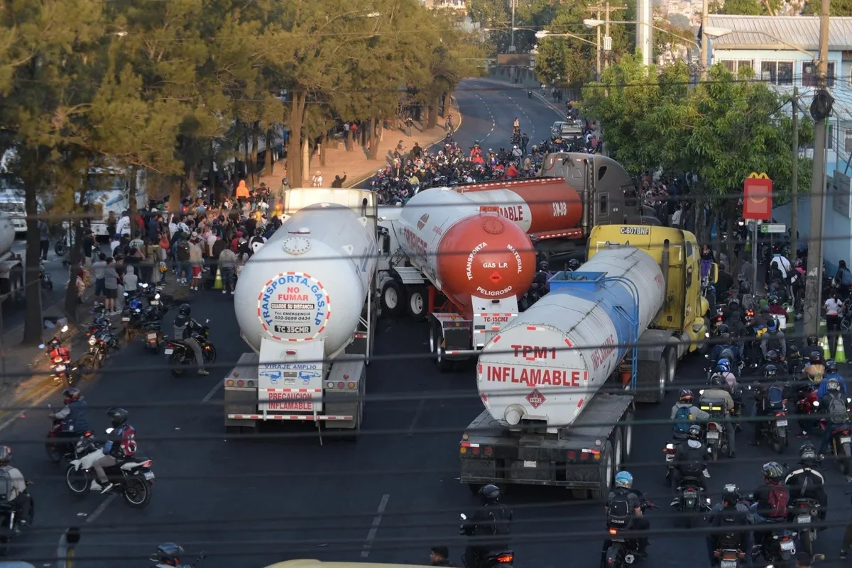 Transportistas mantendrán bloqueos este 1 de septiembre en Guatemala, mientras el Congreso aplaza el subsidio a los combustibles