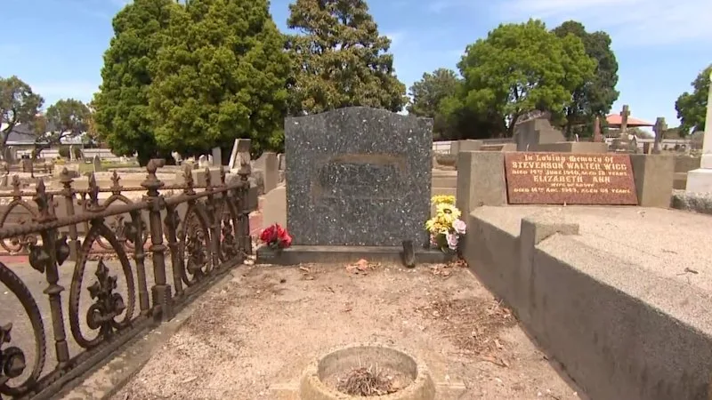 Thieves steal 150 grave plaques from Melbourne cemeteries