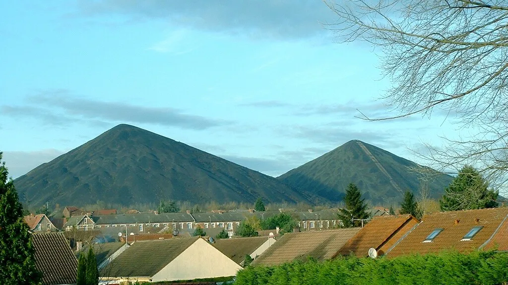 En 1986, unos mineros dejaron dos pirámides de basura de 150 metros al norte de Francia. 40 años después, el sol las convirtió en algo que nadie había previsto