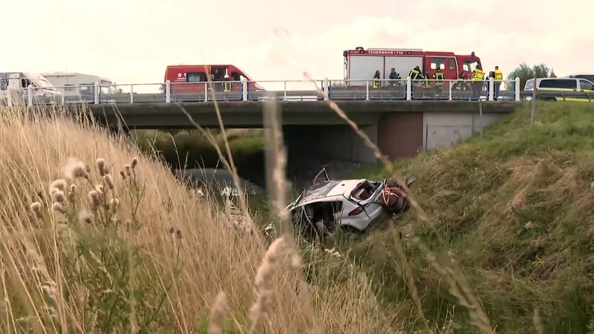 4 Verletzte, darunter 2 Kinder - Diplomaten-Auto kracht von der A20