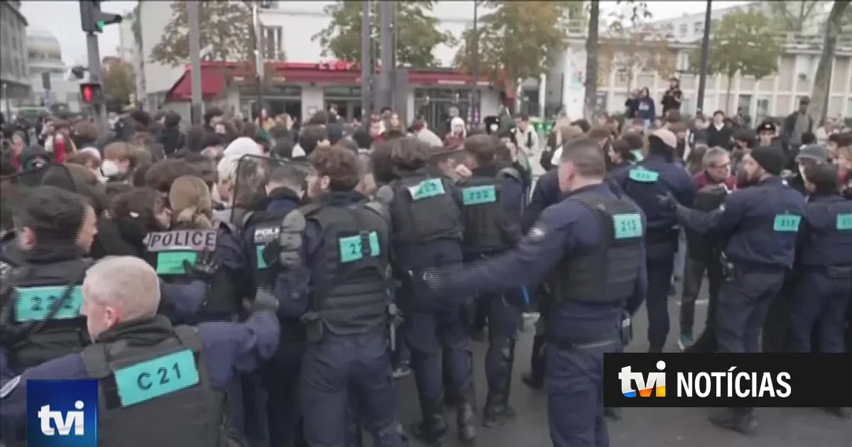 Polícia lança gás lacrimogéneo sobre estudantes menores de idade durante protesto em Paris