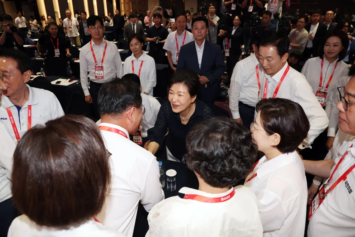 “호랑이 줄무늬는 밖, 사람은 안”... 박근혜 발언 두고 해석 분분