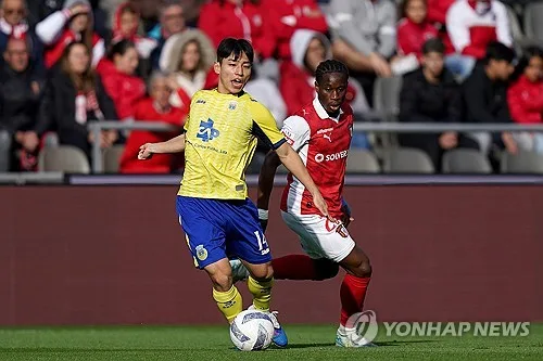 이현주 시즌 1호 도움…아로카는 모레이렌스에 4-0 대승