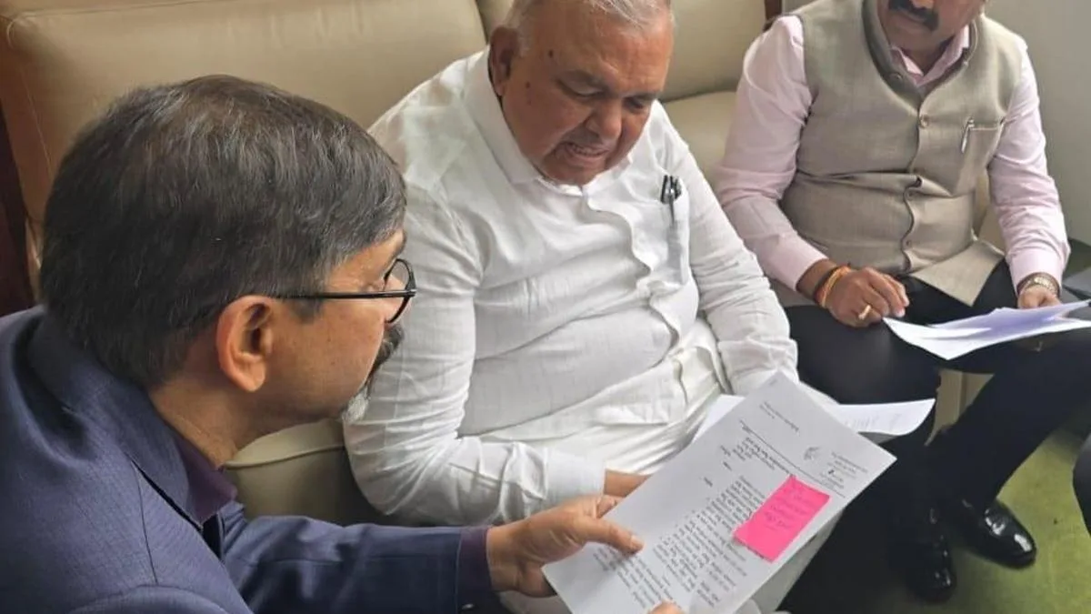 Shivamogga MP meets Forest Minister Ramalinga Reddy, submits memorandum