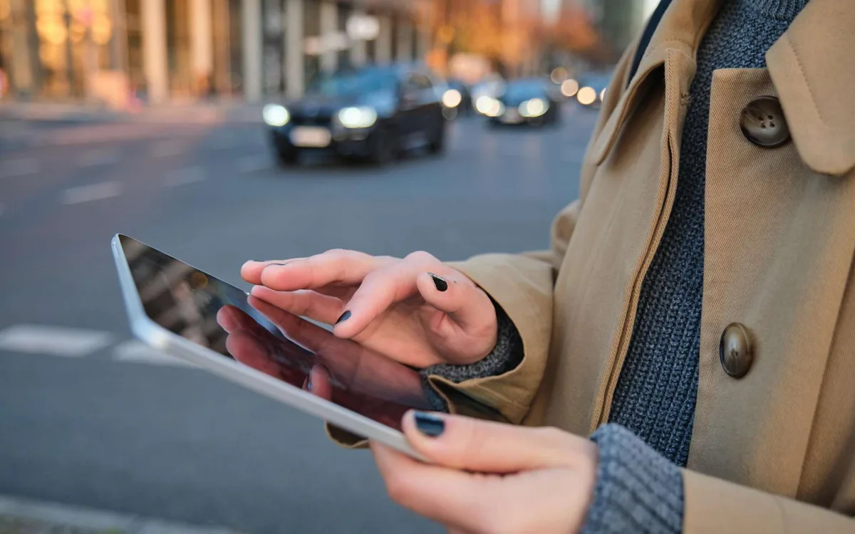 Cartes, traduction, réseaux sociaux : les applis de voyage consomment vite