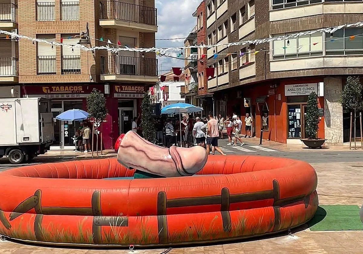 Lío por un toro mecánico con forma de pene gigante en un pueblo de Valencia: «Es de muy mal gusto»