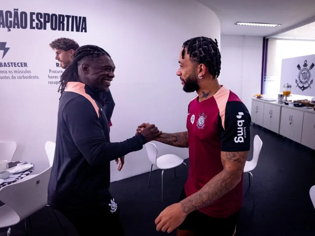 Seedorf quebra o silêncio sobre Memphis Depay após acerto com o Corinthians