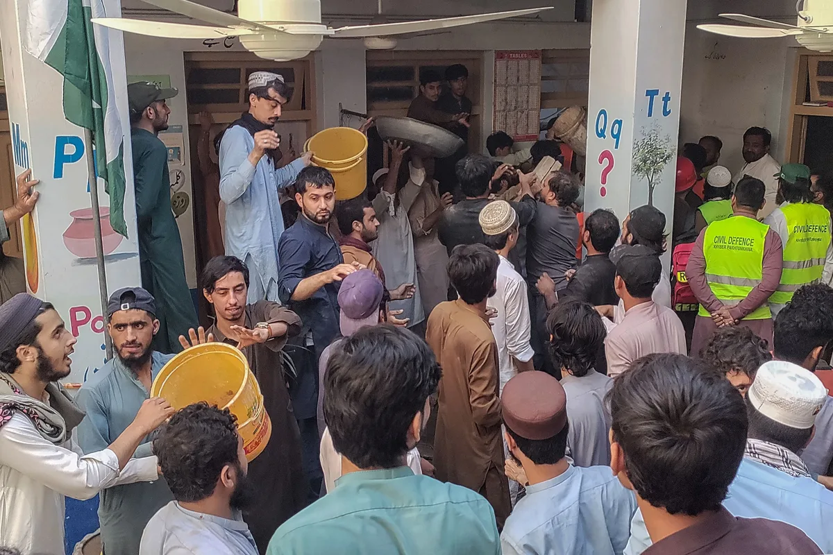 Se derrumbó el techo de una escuela en Pakistán: murieron al menos 27 niños y un profesor