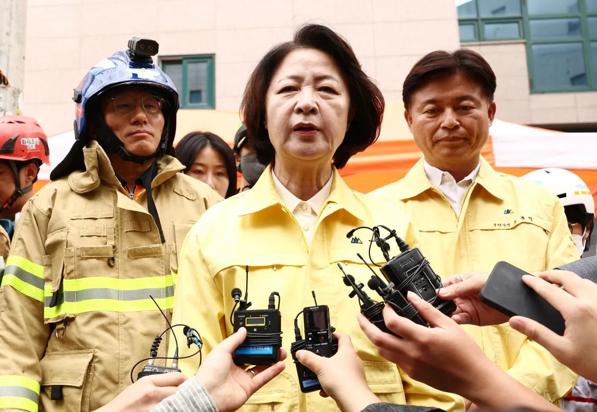 추미애, 소방관 5명 부상 화재 현장 방문…“소방 빨대” 사흘만
