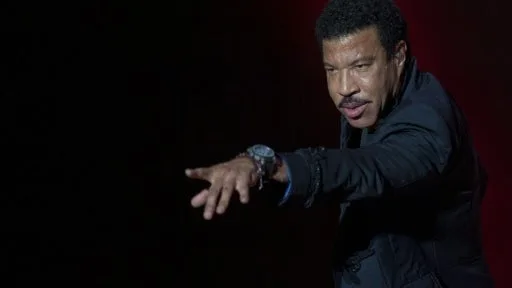 Lionel Richie hospitalisé en soins intensifs après un concert à Saint-Louis
