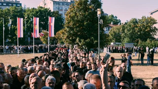Massaker von Srebrenica : EU kritisiert Beerdigung von Kriegsverbrecher Ratko Mladić in Serbien