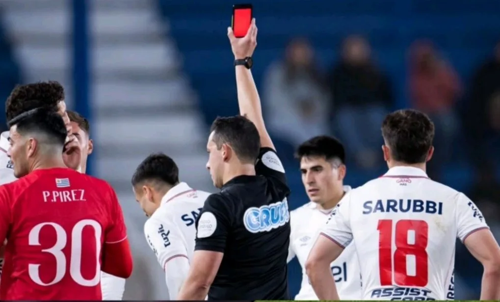 Futebol uruguaio estreia "cartão virtual" em jogo do Nacional; entenda a novidade