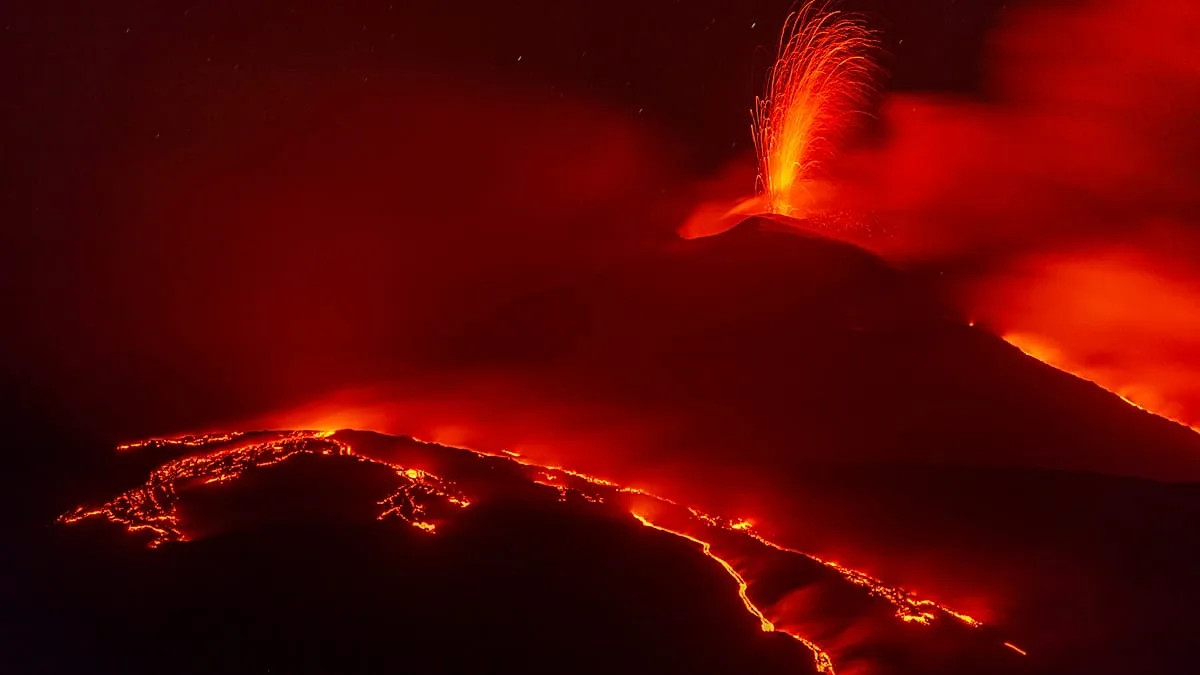 Etna: nuvens de cinza, fluxos de lava e solo fértil, que efeitos têm as erupções?