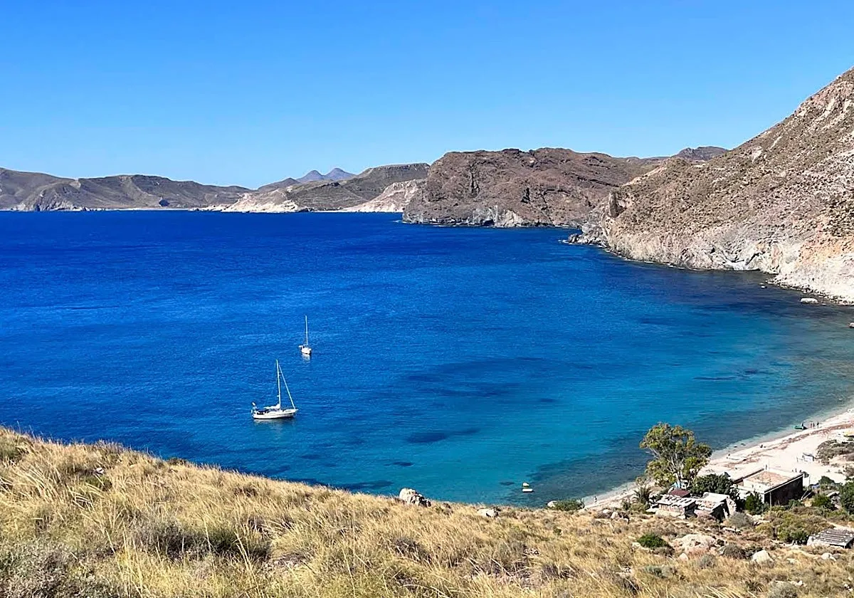 La cala andaluza a la que solo se llega caminando y que recompensa con aguas turquesas y silencio