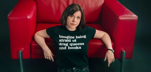 Mareike Fallwickl: Was lernt der »Angry Female Club« im Roman »Haltet euch fest«?