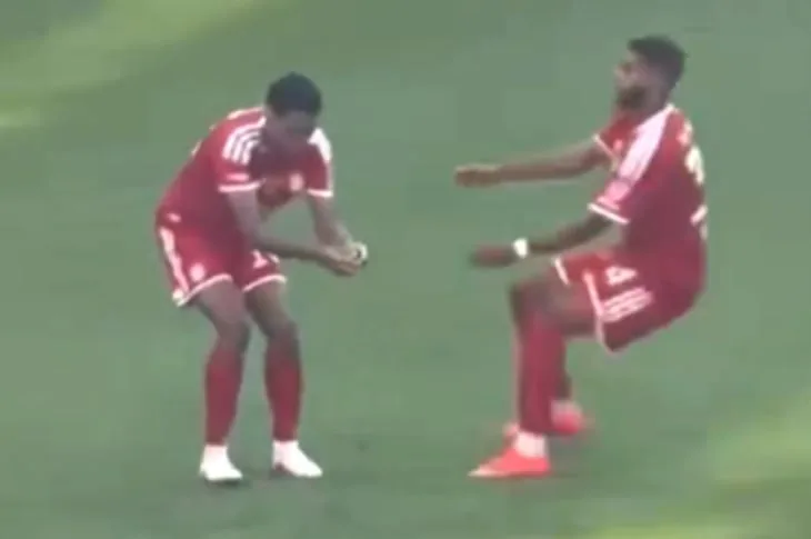 Jamal Musiala se desplomó 13 minutos después de ingresar para Bayern Múnich y debió ser atendido