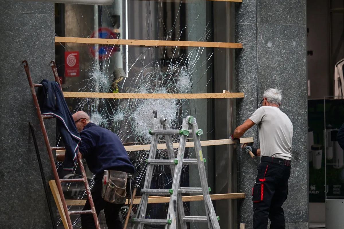 Lojas são saqueadas durante protestos em Milão; polícia italiana detém quase 300 pessoas