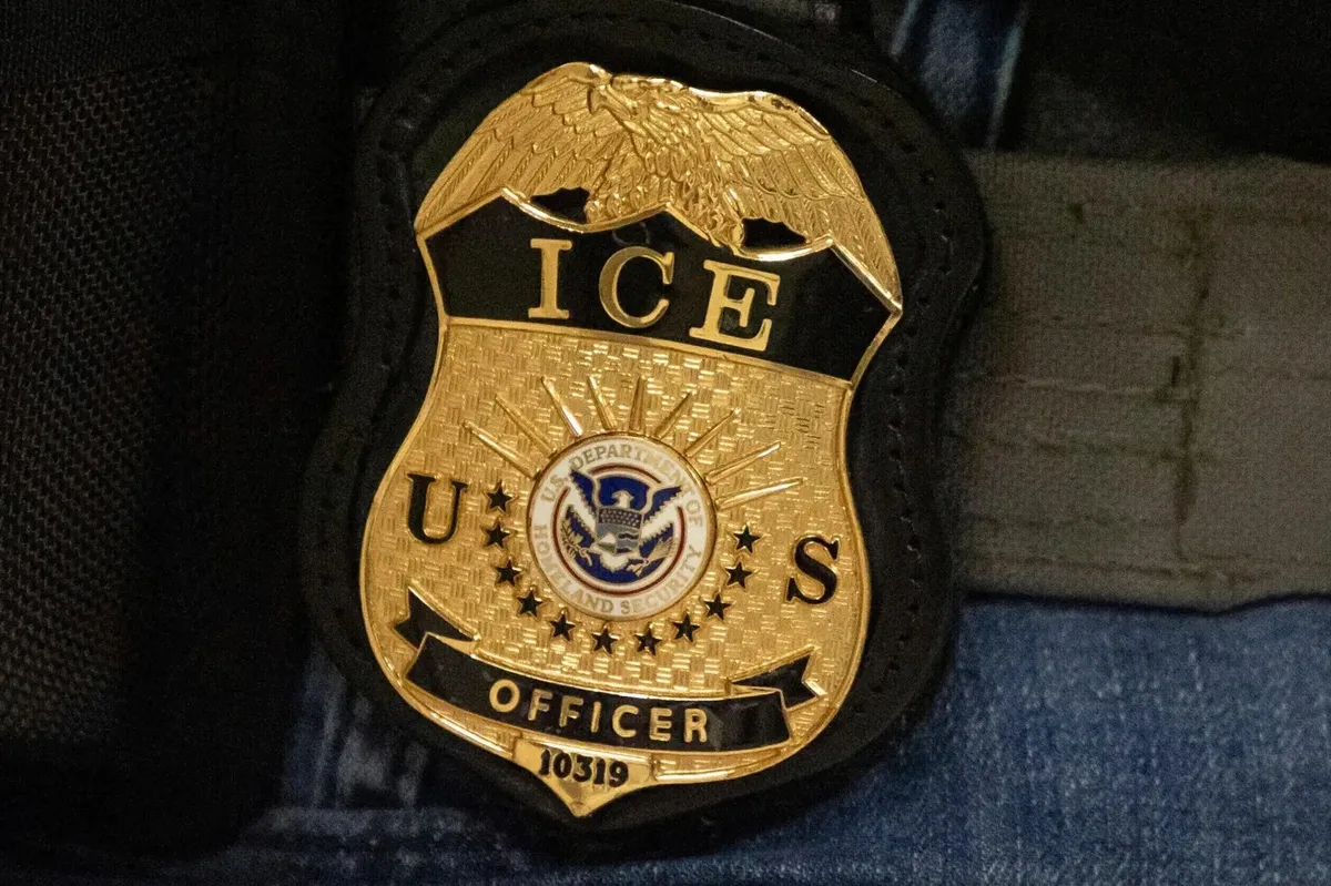 Disparó contra un agente del ICE fuera de servicio al sorprenderlo ebrio en el jardín de su casa en California