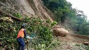 Activan plan de contingencia por derrumbes en la vía a Choroní
