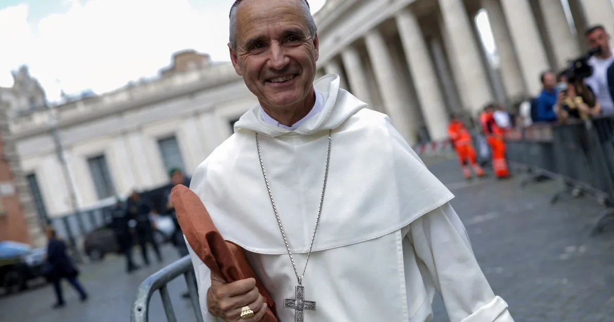 Un cardenal muy cercano al Papa advirtió que la carrera armamentista y la Inteligencia Artificial podrían llevar "hacia el fin del mundo"