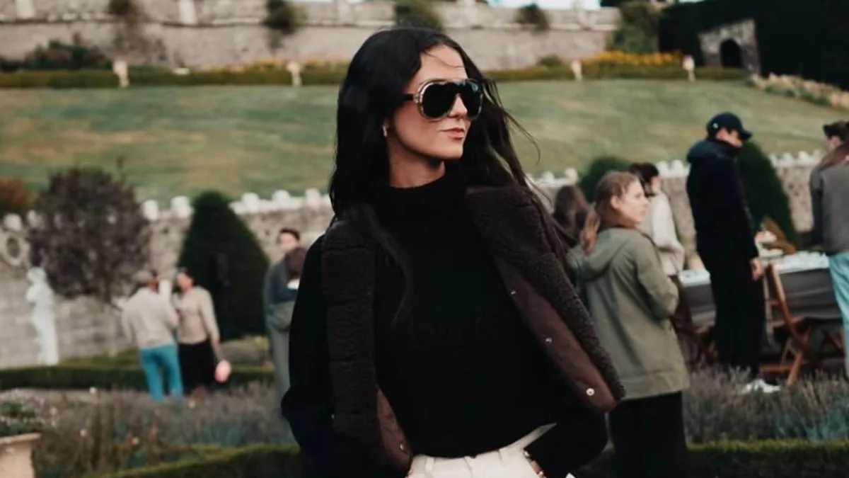 Victoria Federica viaja a Escocia y encuentra el look de otoño perfecto: chaleco de borrego, pantalones blancos y botas de campo