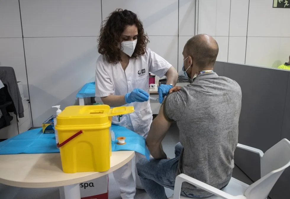 El microbioma intestinal influye en efectos adversos de la vacunación como la fiebre