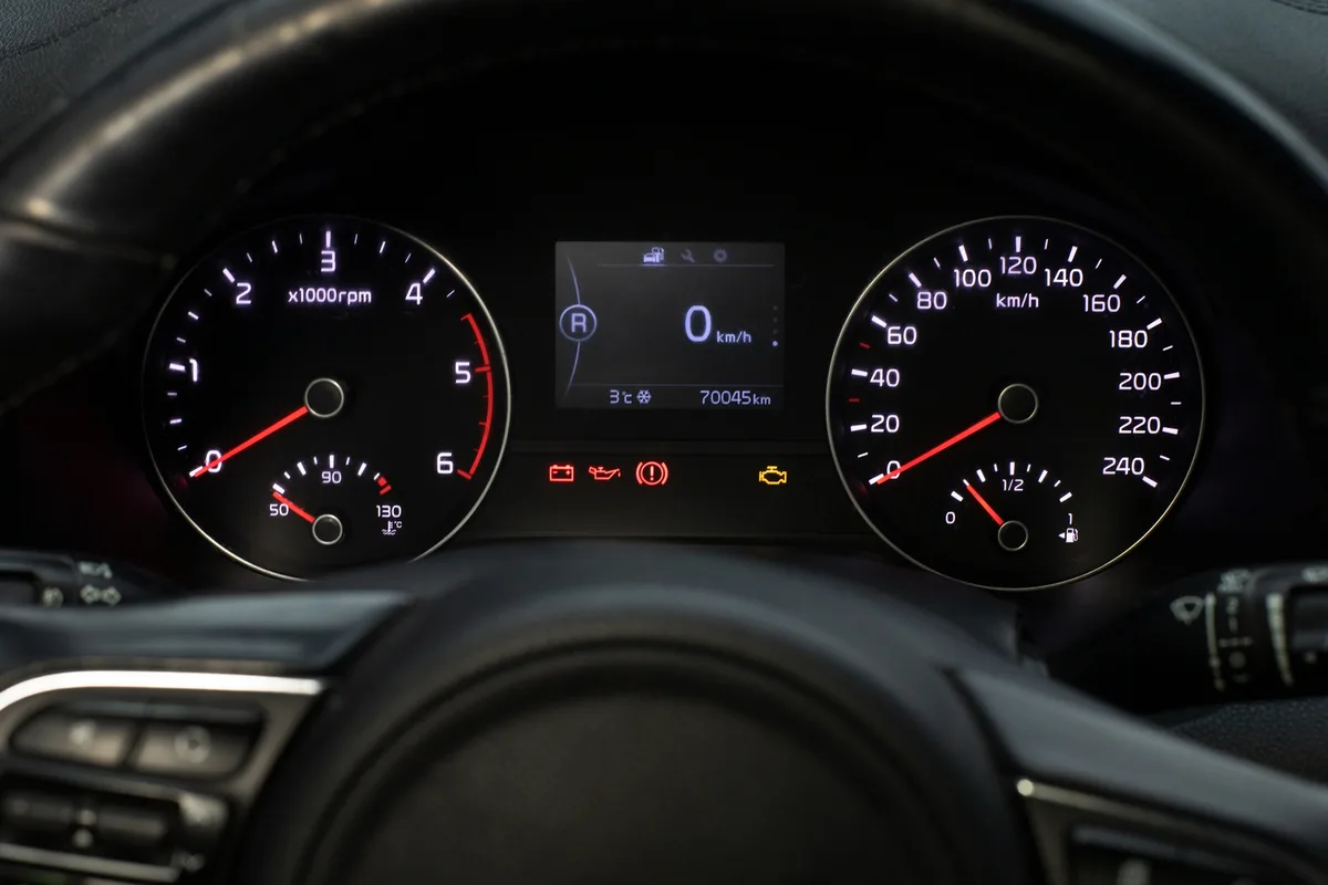 Luzes ligadas no painel do carro? Não se apavore e entenda os sinais