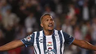 Salomón Rondón marcó doblete agónico y rescata al Pachuca ante Necaxa
