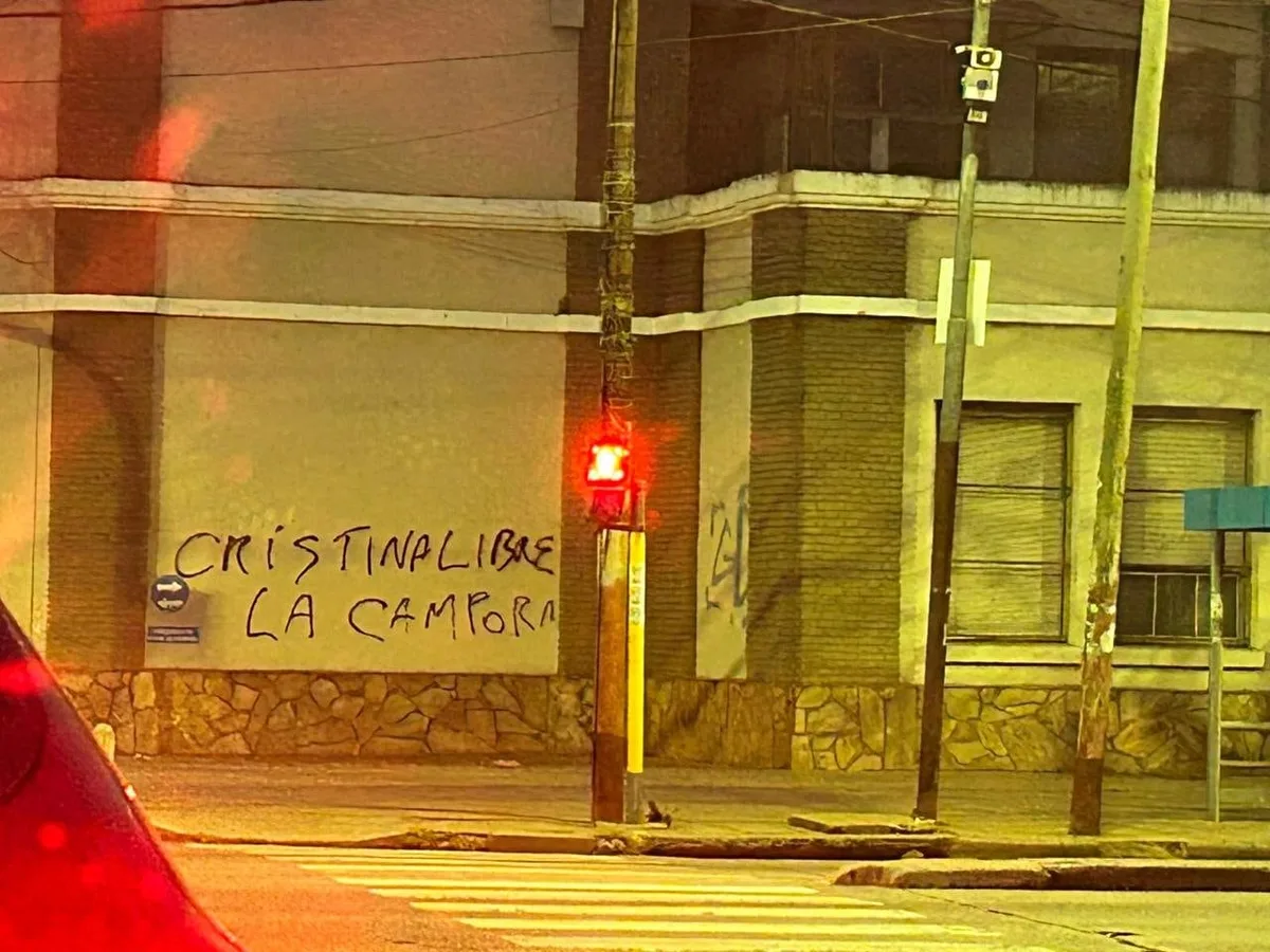 Lanús presentó una denuncia por “campaña sucia” ante pintadas de “Cristina Libre” con firma de La Cámpora