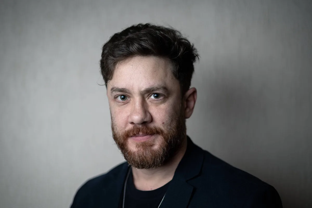 Selma Egrei e Leonardo Miggiorin prestigiam estreia de monólogo 'Eu Sou Minha Própria Mulher'