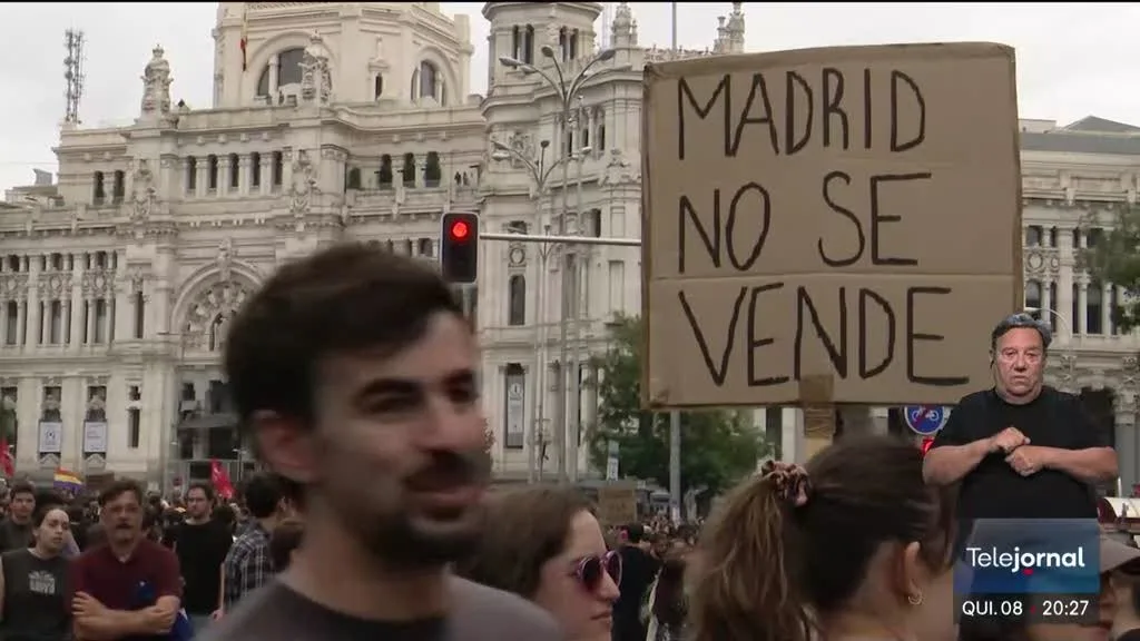 Manifestantes em Madrid homenageiam Maricarmen e mantêm protestos