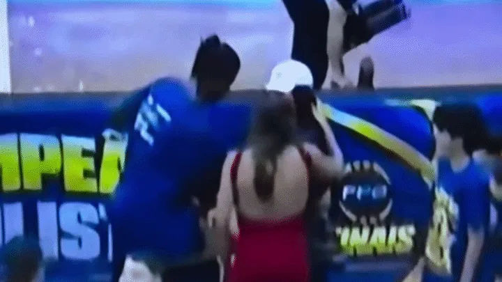 Ex e atual de jogador do Mogi se envolvem em confusão após título; troféu quebra