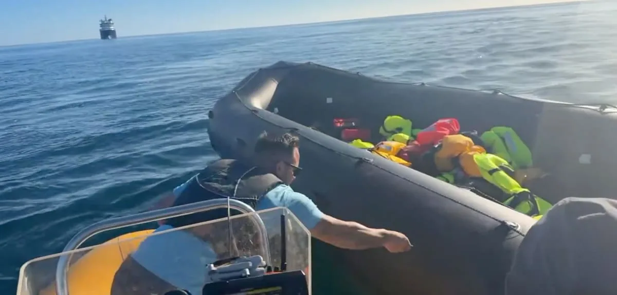 Rechtsextremer Aktivist schlitzt Flüchtlingsboot im Ärmelkanal auf – und wird festgenommen
