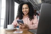 Por que os jovens estão trocando o feed do celular por agulhas de tricô