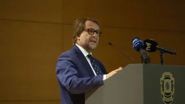 Neves volta a visar Carrilho: "O que não deve ser um servidor público"