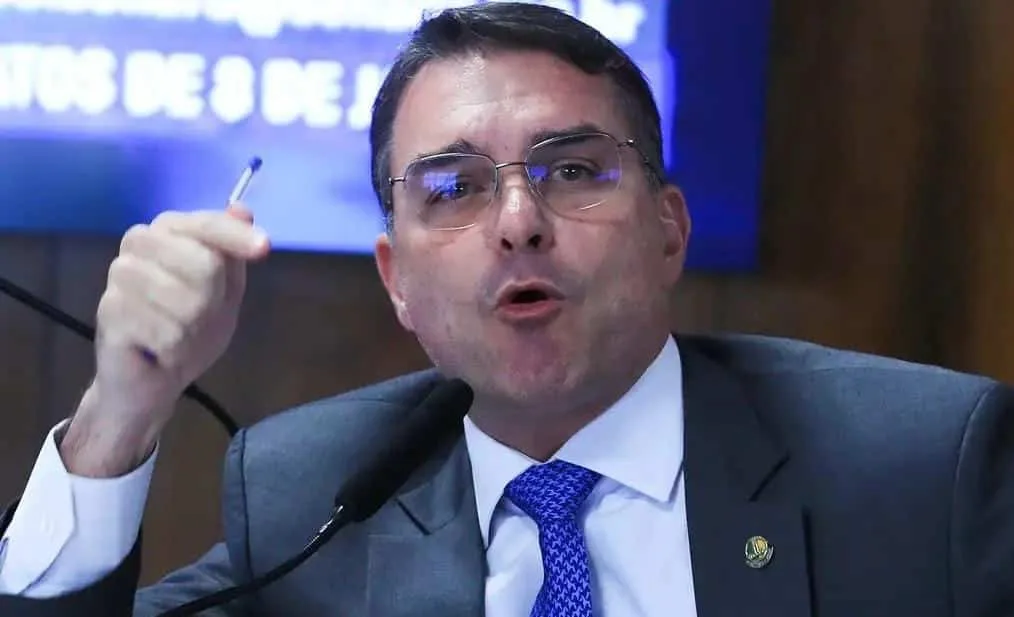 Jornalista perde a paciência com Flávio Bolsonaro: “Você é o puro suco do sistema”