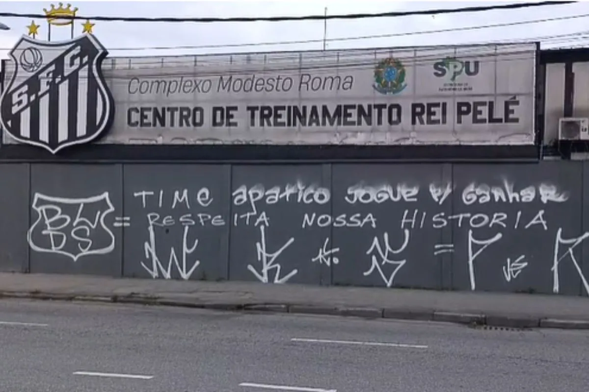 CT do Santos amanhece pichado após goleada do Palmeiras na Copa do Brasil: ‘time apático’; VÍDEO