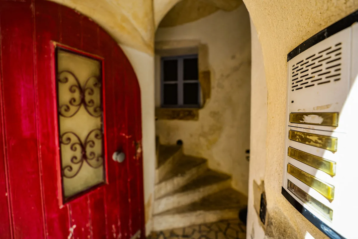 À Orange, la mère de famille dissimulait cinq cadavres de nourrissons dans son appartement
